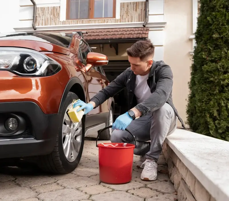 Lavage auto à domicile Le Mérévillois : professionnel intervenant sur un véhicule